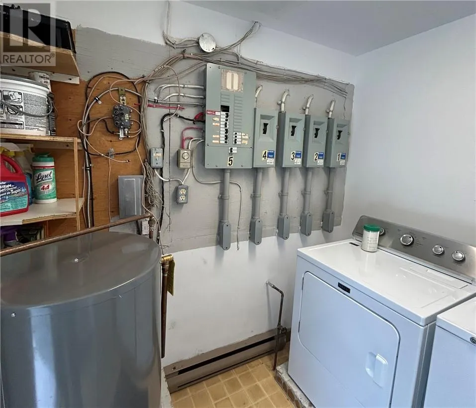 83 Robinson Street W