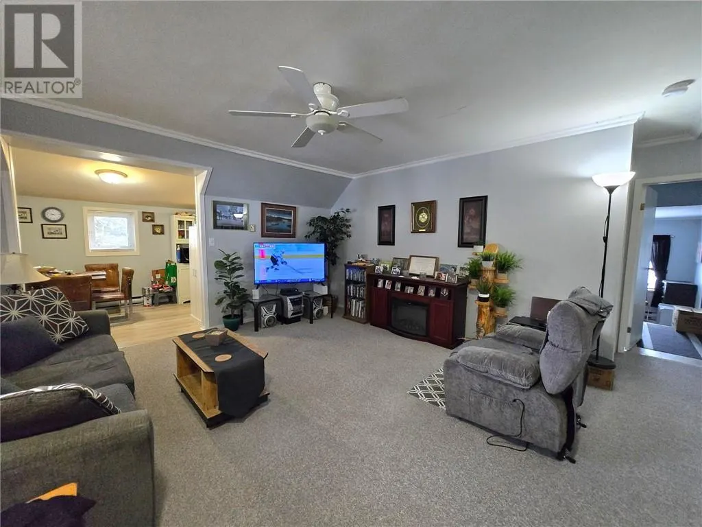 83 Robinson Street W