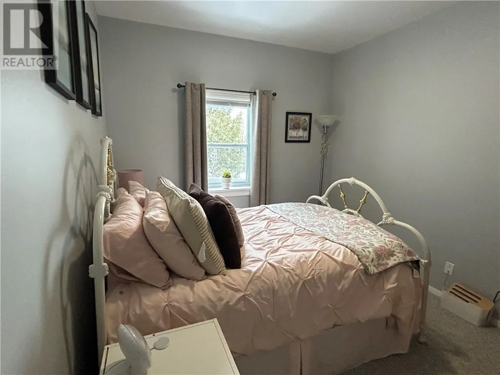 83 Robinson Street W