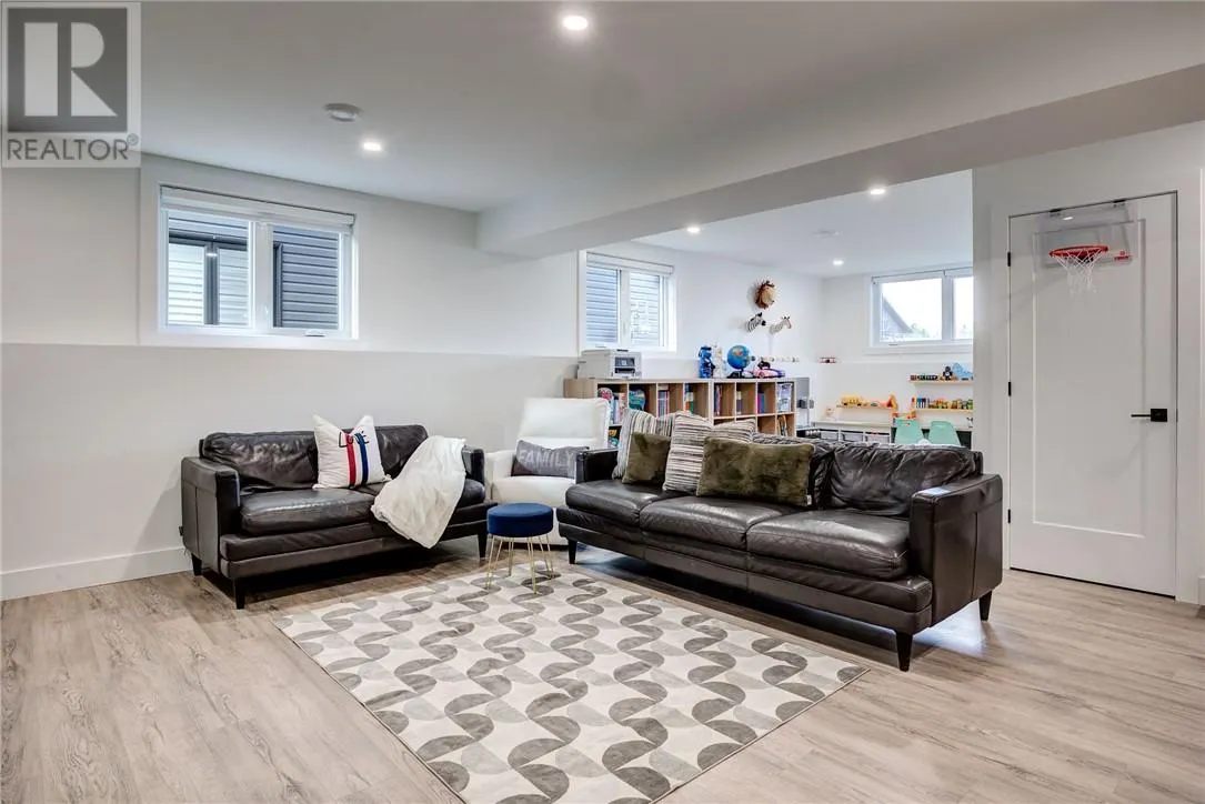136 Hollybrook Crescent