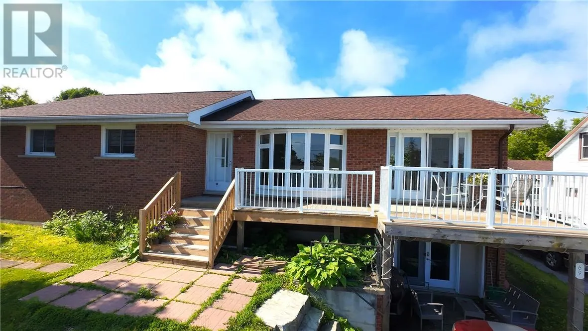 69 Robinson Street