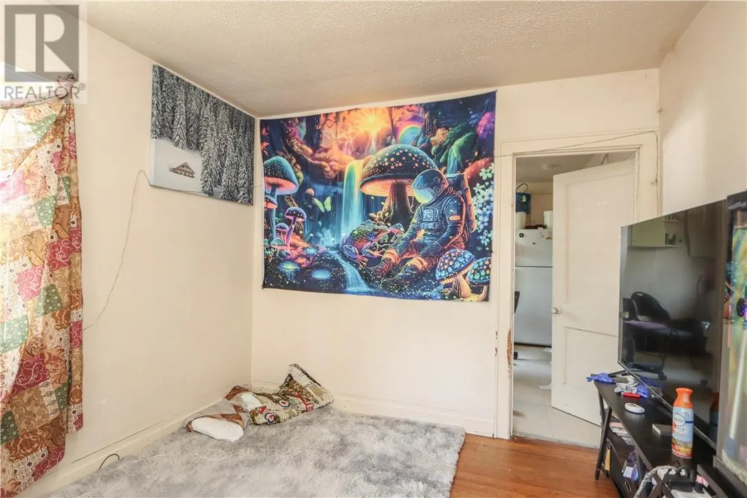 387-389 Antwerp Avenue