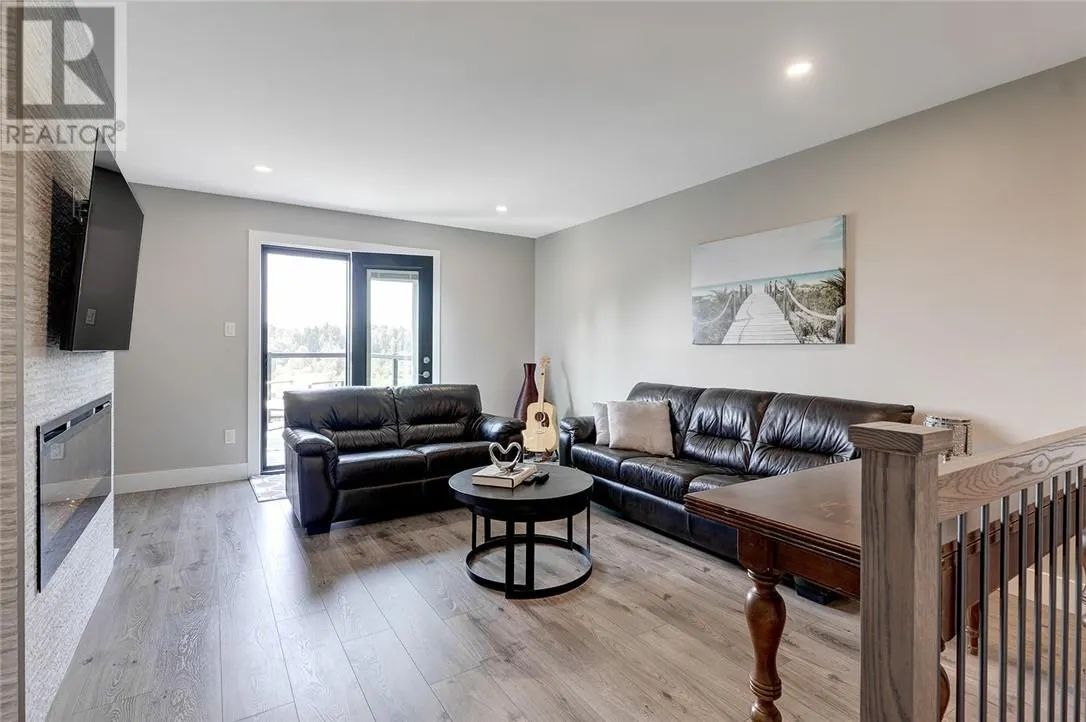 219 Hollybrook Crescent