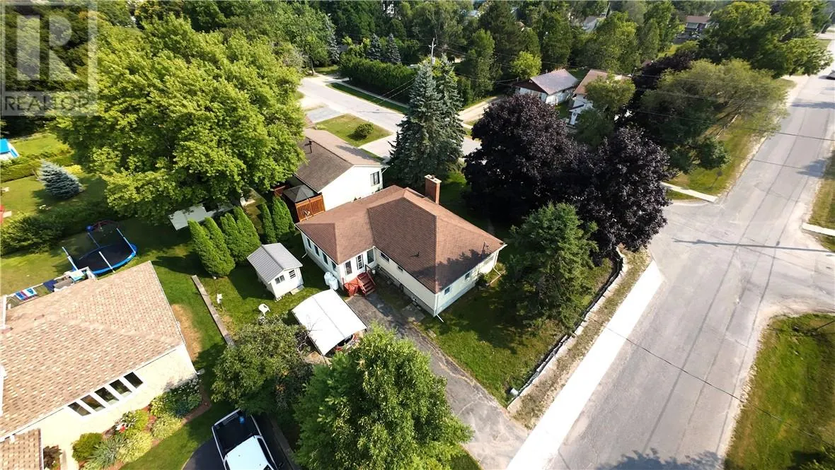 40 ROBINSON Street W