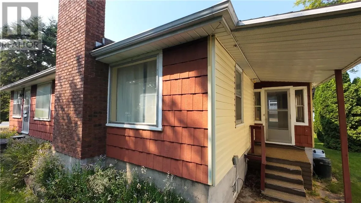 40 ROBINSON Street W