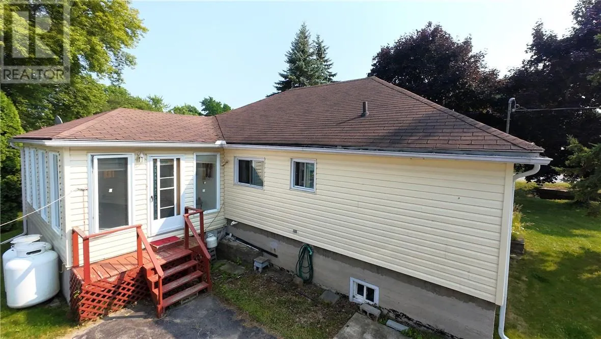40 ROBINSON Street W