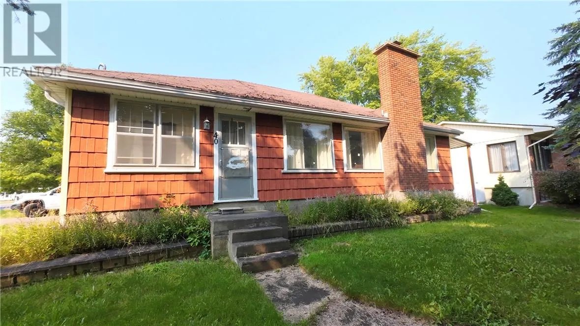 40 ROBINSON Street W