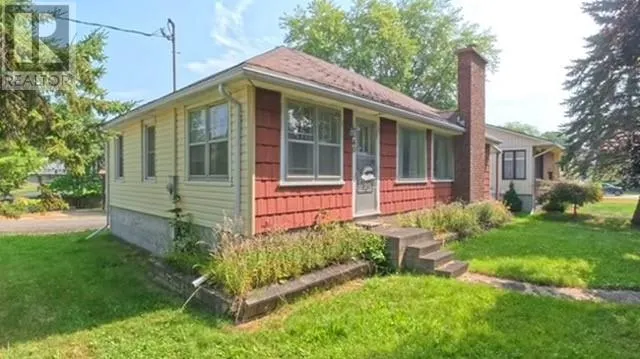 40 ROBINSON Street W