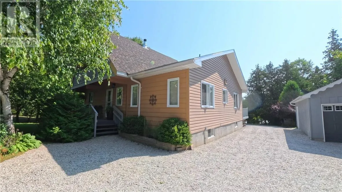 2060 Bay Estates Road N