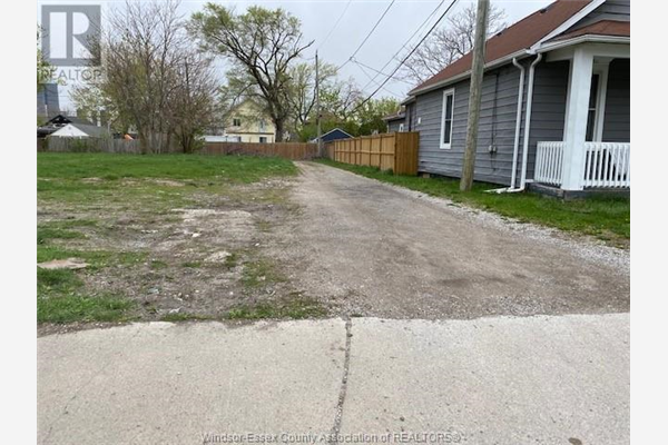 856 UNIVERSITY AVENUE East, Windsor