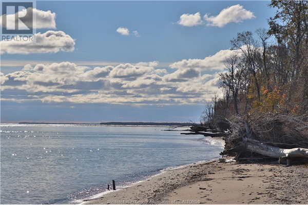 V/L East Shore Road, Pelee Island