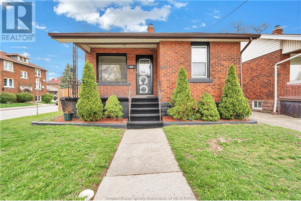 858 LOUIS AVENUE, Windsor