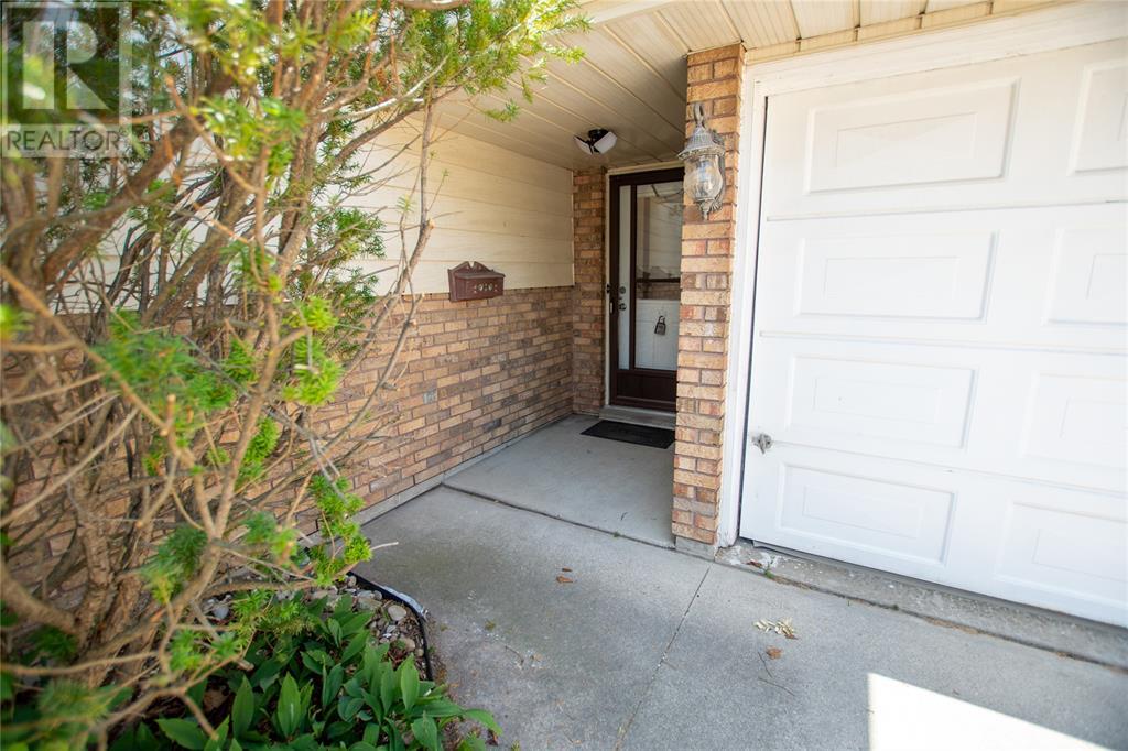 1699 WILLOWBROOK CRESCENT