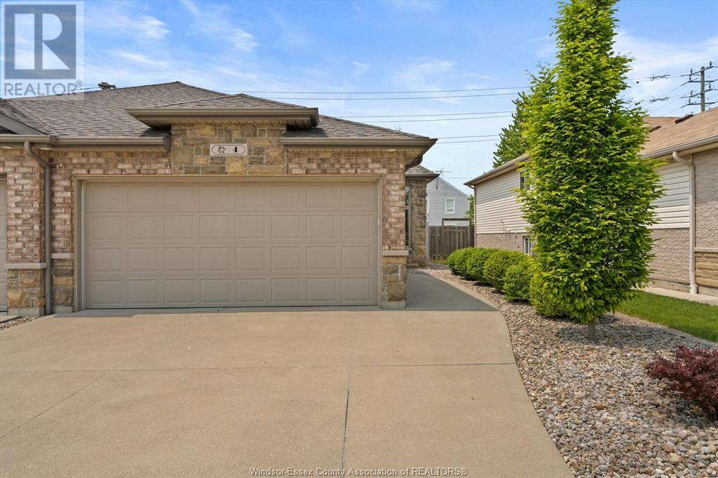 4 Hazel CRESCENT