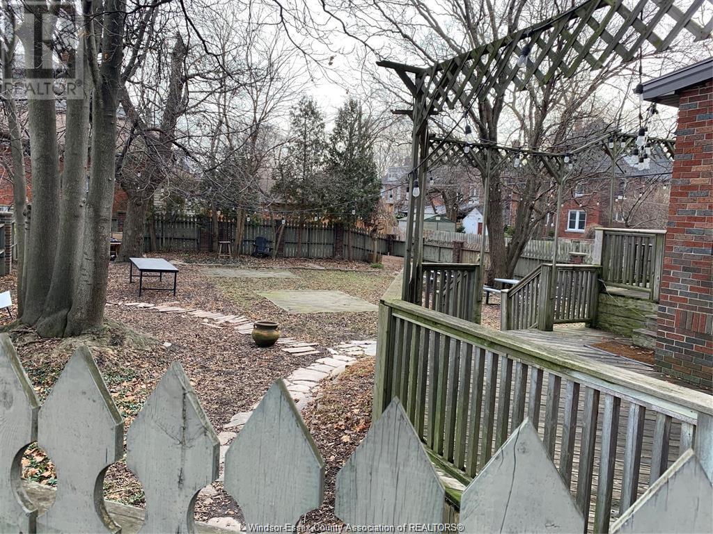 131 ELLIOTT STREET West
