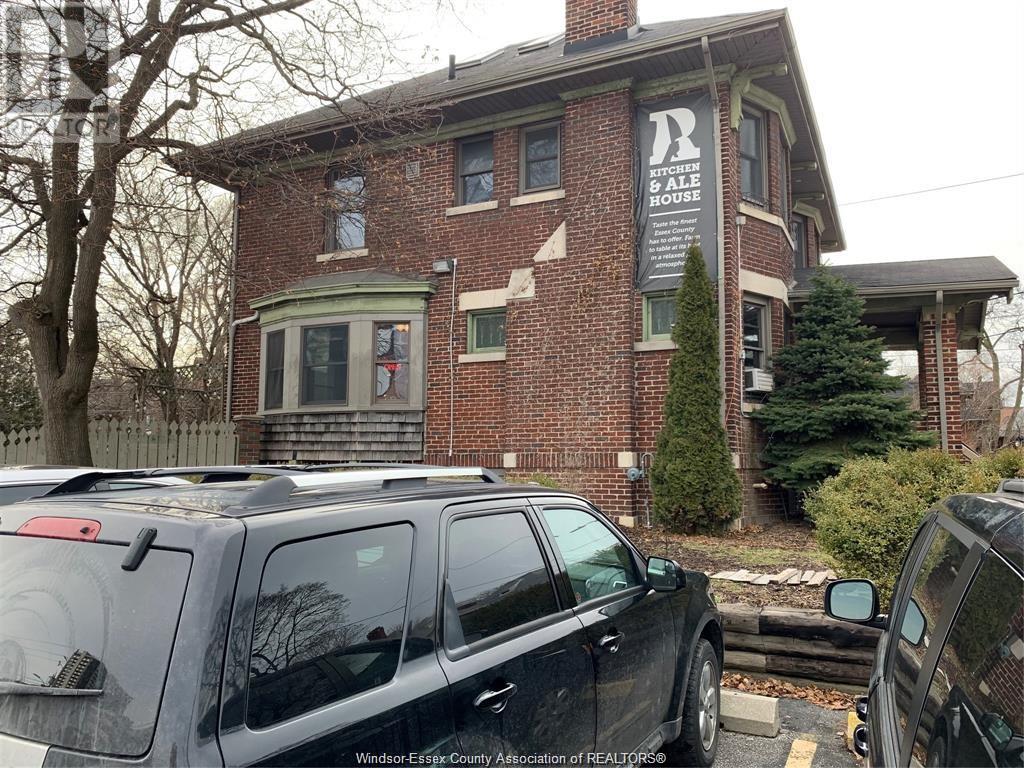 131 ELLIOTT STREET West