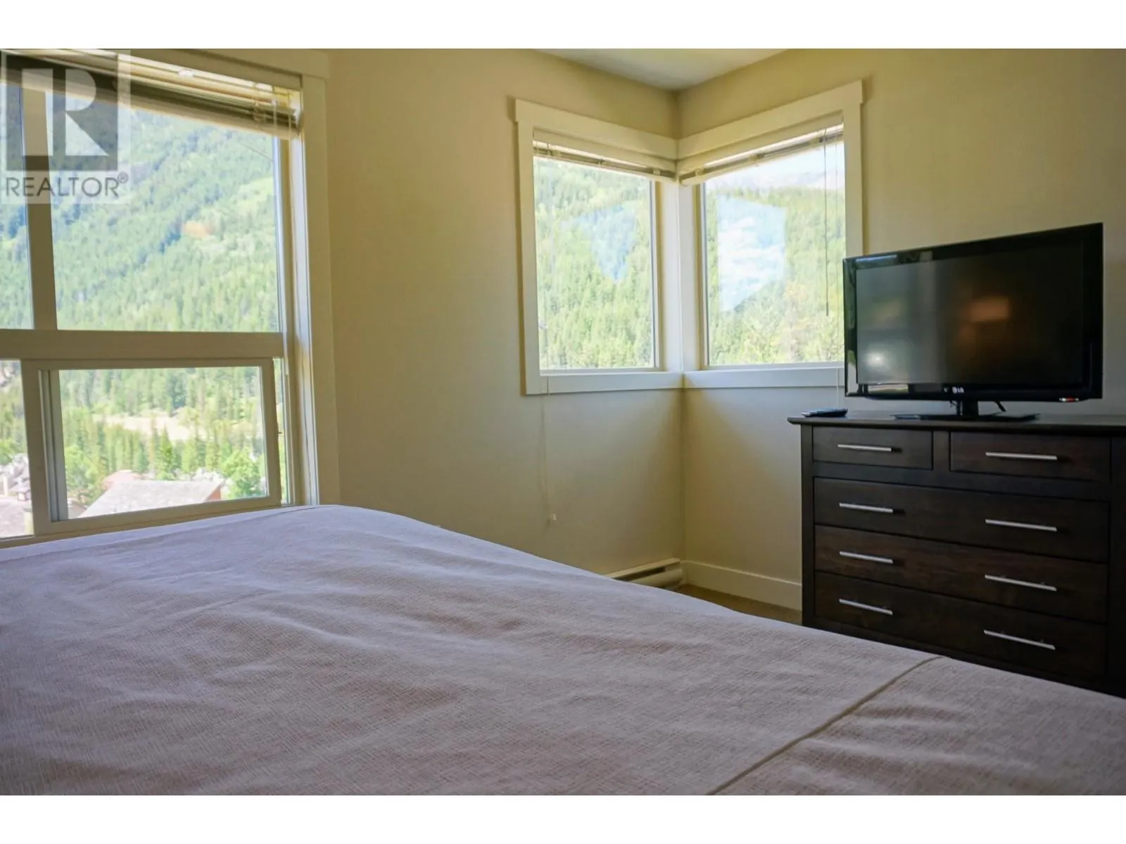 2049 SUMMIT Drive Unit# 314B