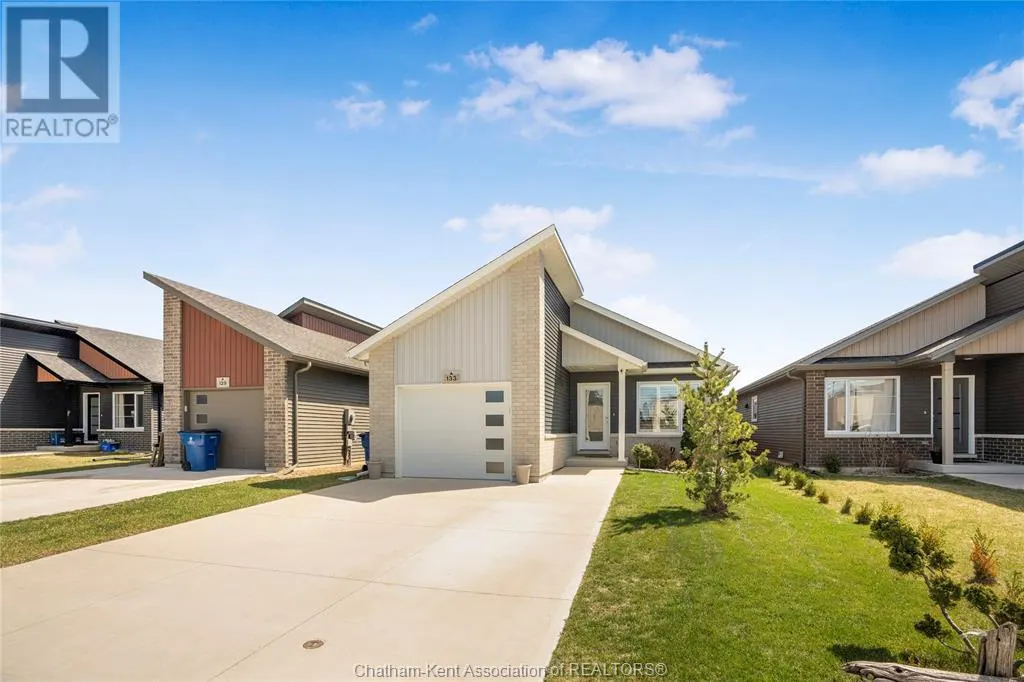 133 MOONSTONE CRESCENT