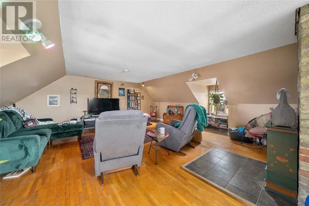 169 CHRISTINA STREET South