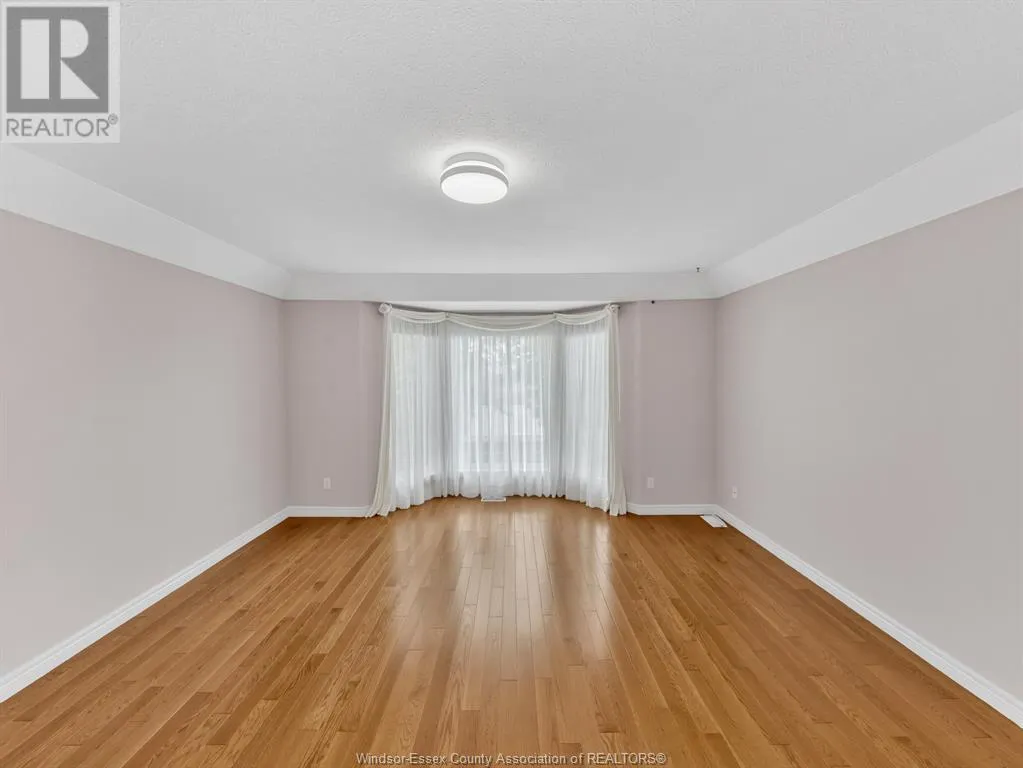 10 QUEENS HILL CRESCENT
