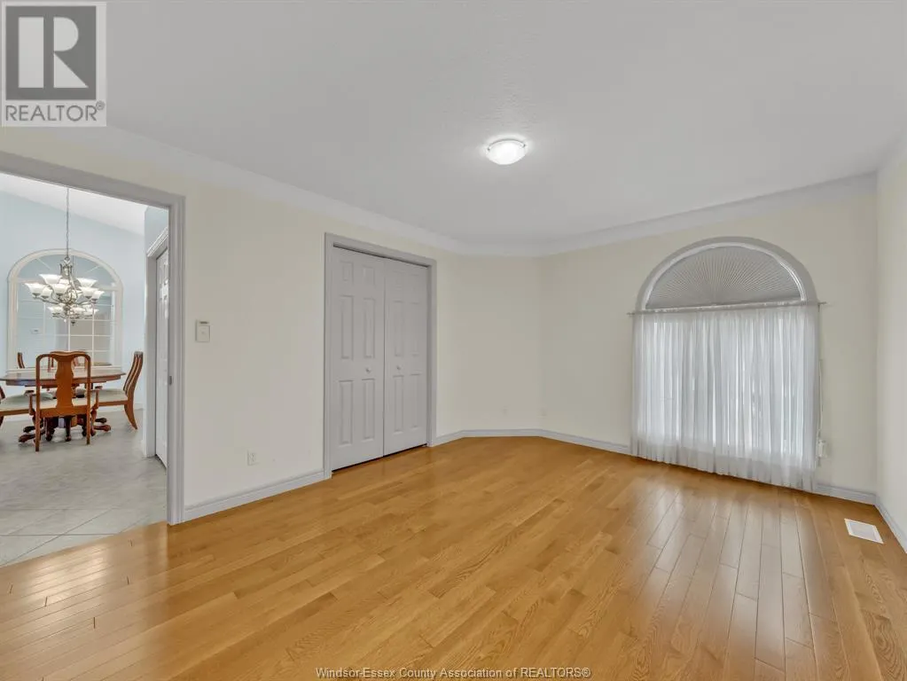 10 QUEENS HILL CRESCENT