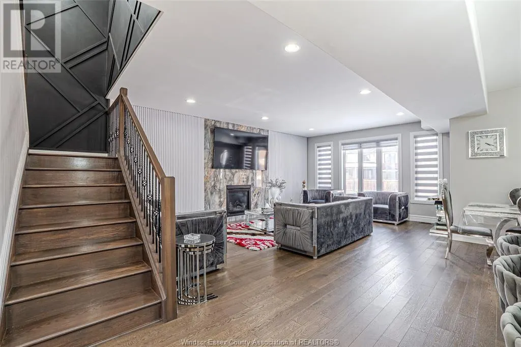 889 LAKEWOOD