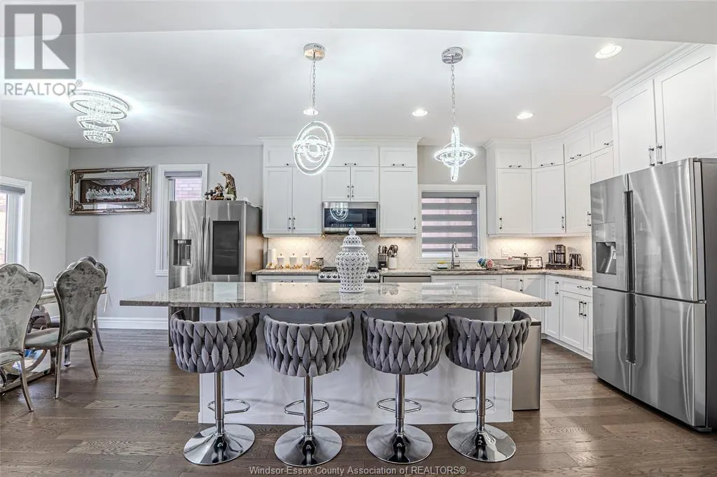 889 LAKEWOOD