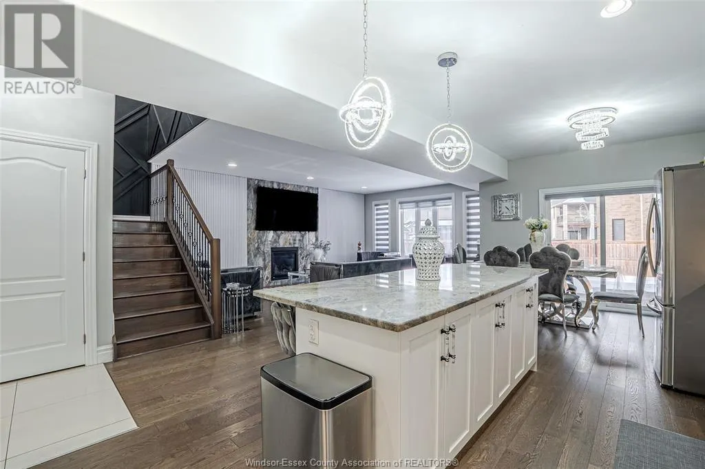 889 LAKEWOOD