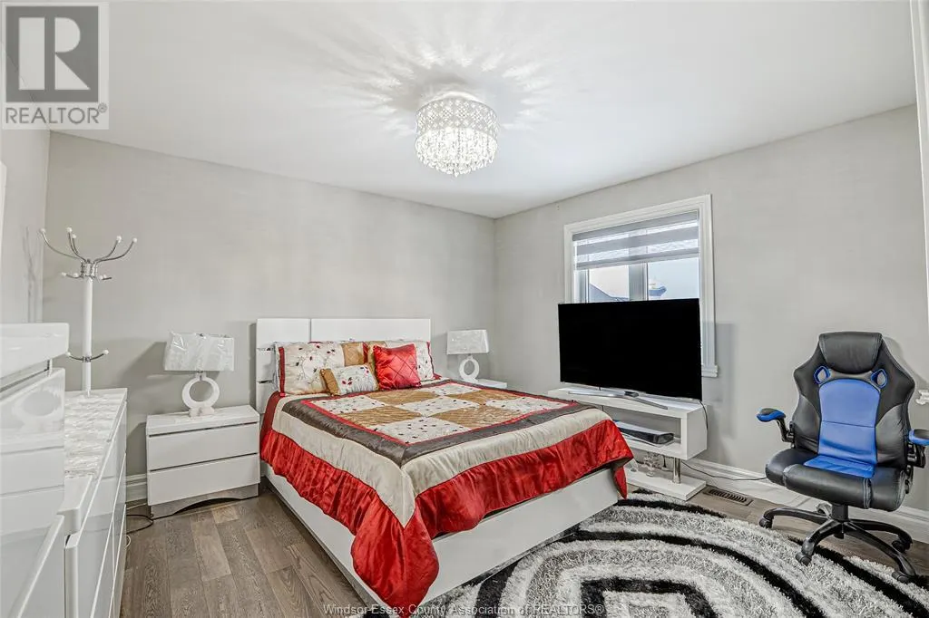 889 LAKEWOOD