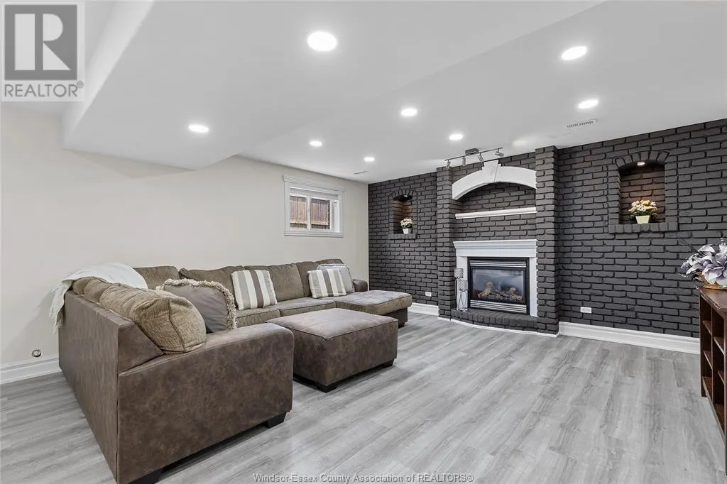 888 DRIFTWOOD CRESCENT