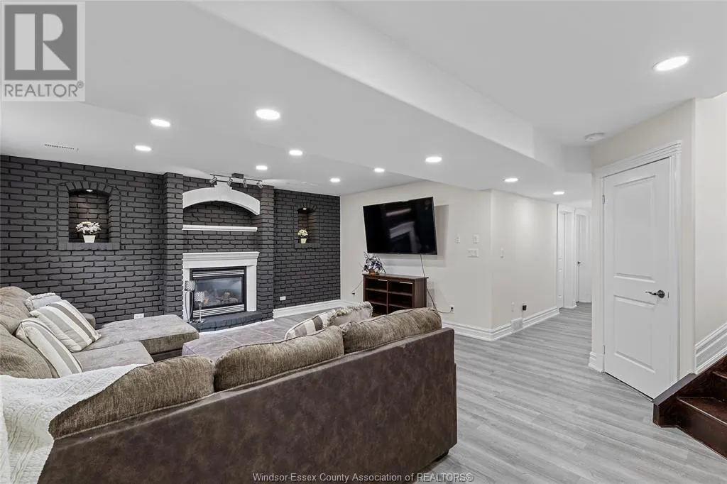 888 DRIFTWOOD CRESCENT