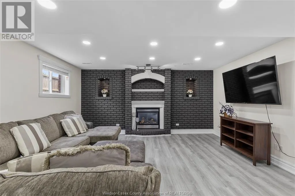 888 DRIFTWOOD CRESCENT