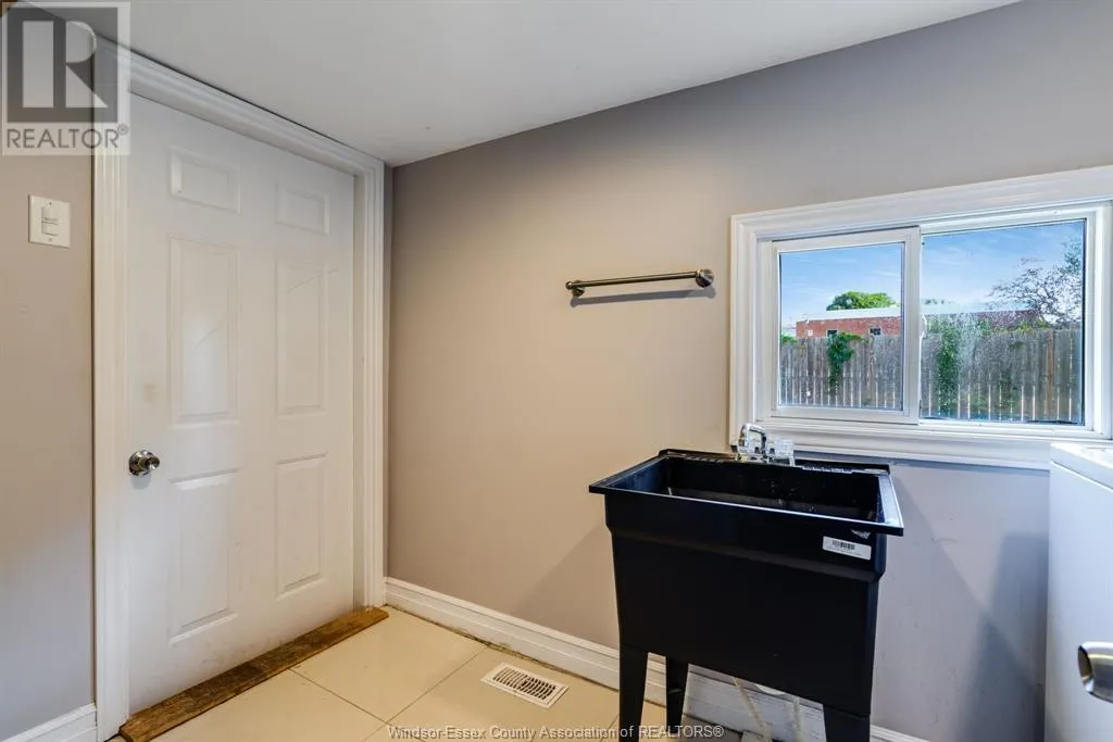1672 Elgin STREET
