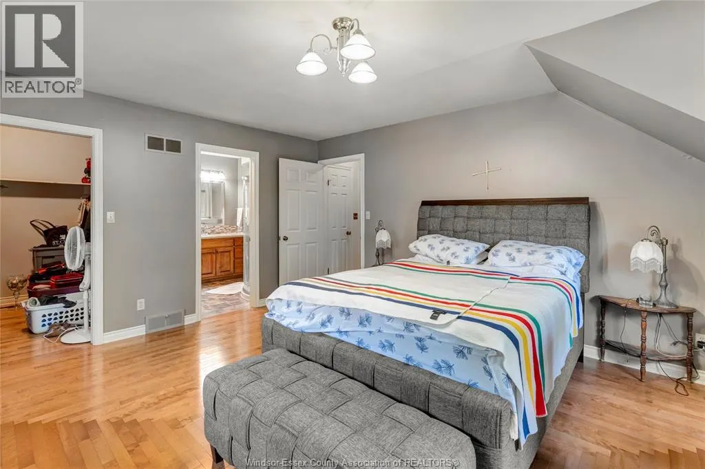 1232 BAINBRIDGE