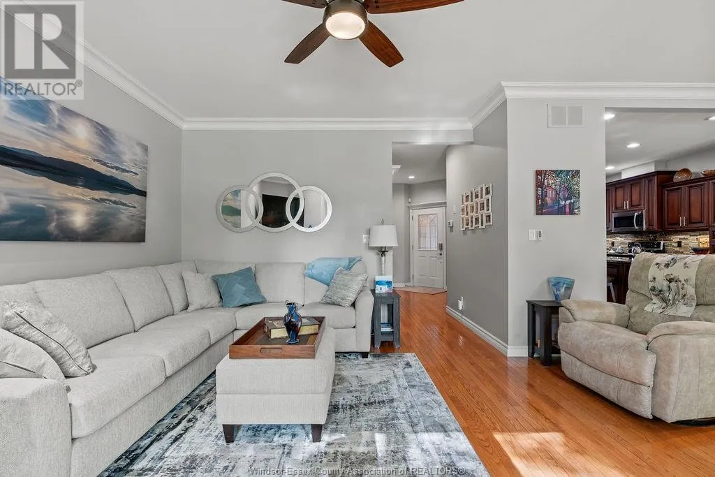 12 LAKESIDE CR