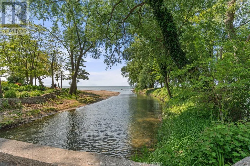 12 LAKESIDE CR