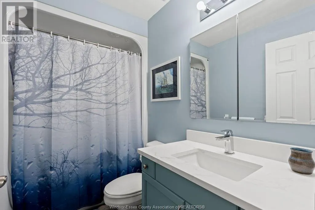12 LAKESIDE CR