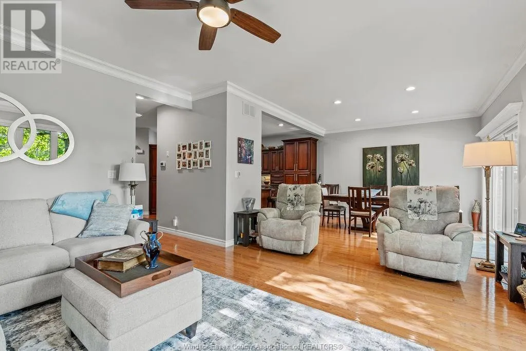 12 LAKESIDE CR