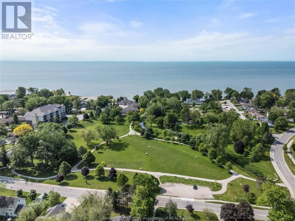 12 LAKESIDE CR