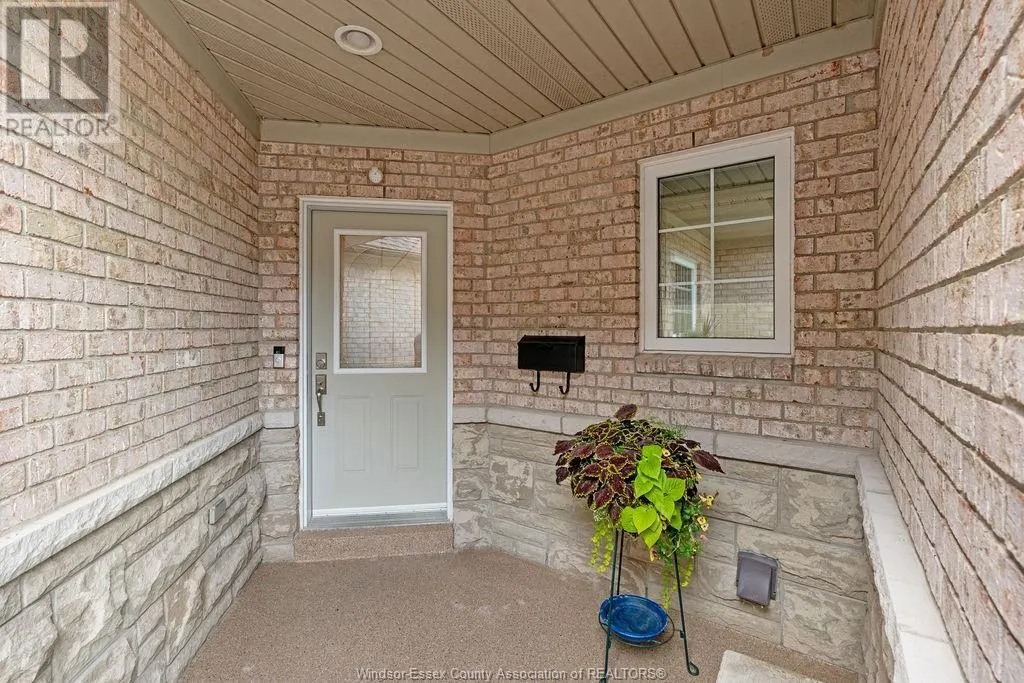 12 LAKESIDE CR
