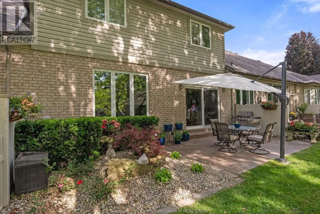 12 LAKESIDE CR