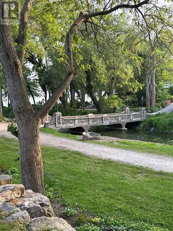 12 LAKESIDE CR