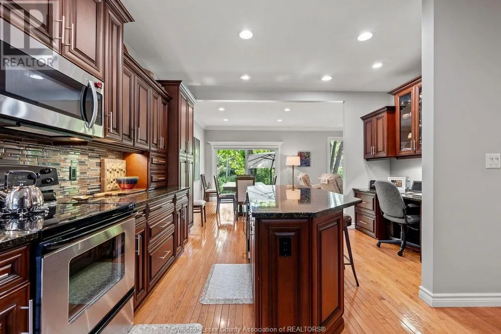 12 LAKESIDE CR