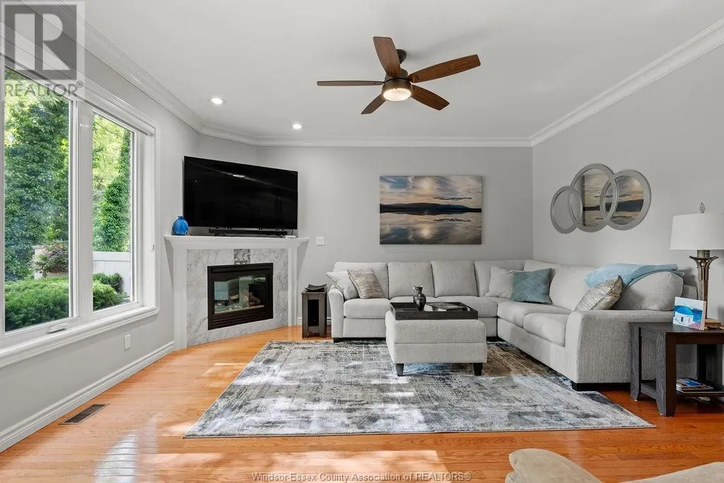 12 LAKESIDE CR