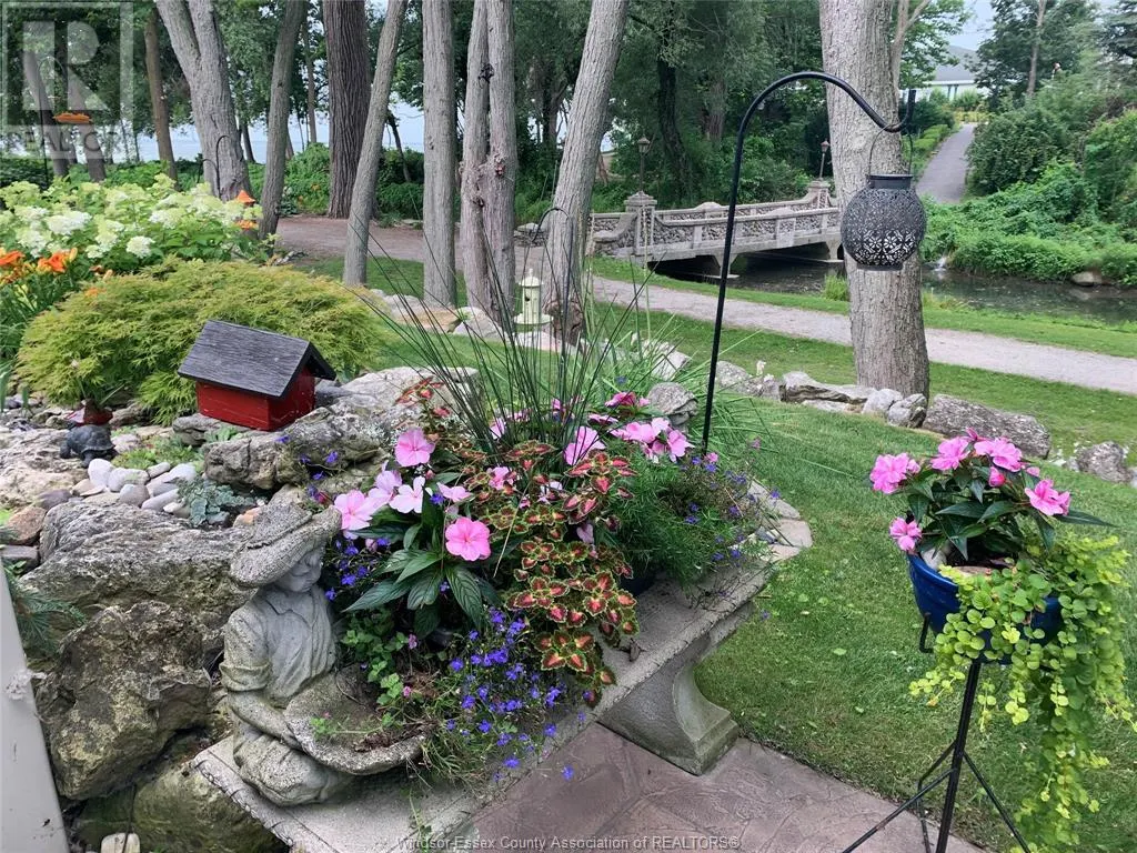 12 LAKESIDE CR