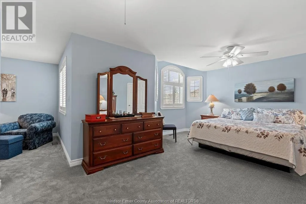 12 LAKESIDE CR
