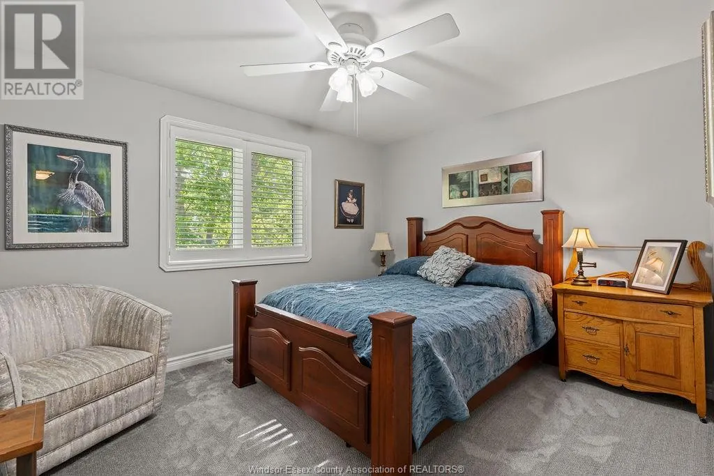 12 LAKESIDE CR