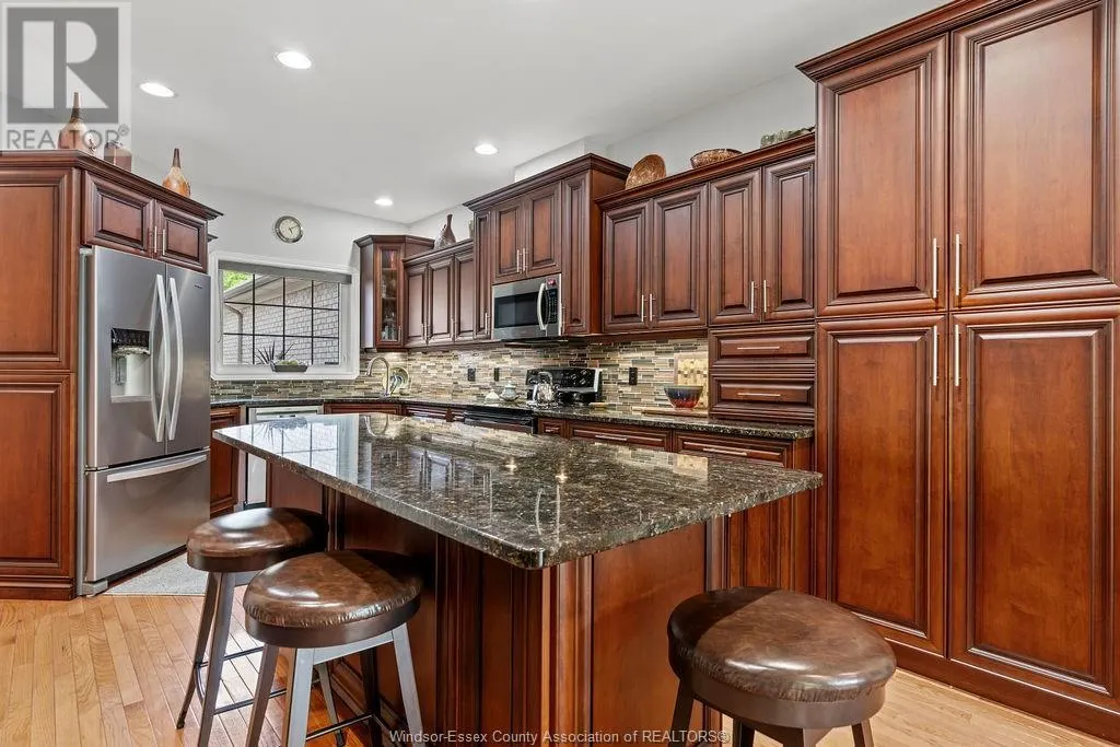 12 LAKESIDE CR