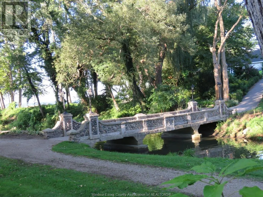 12 LAKESIDE CR