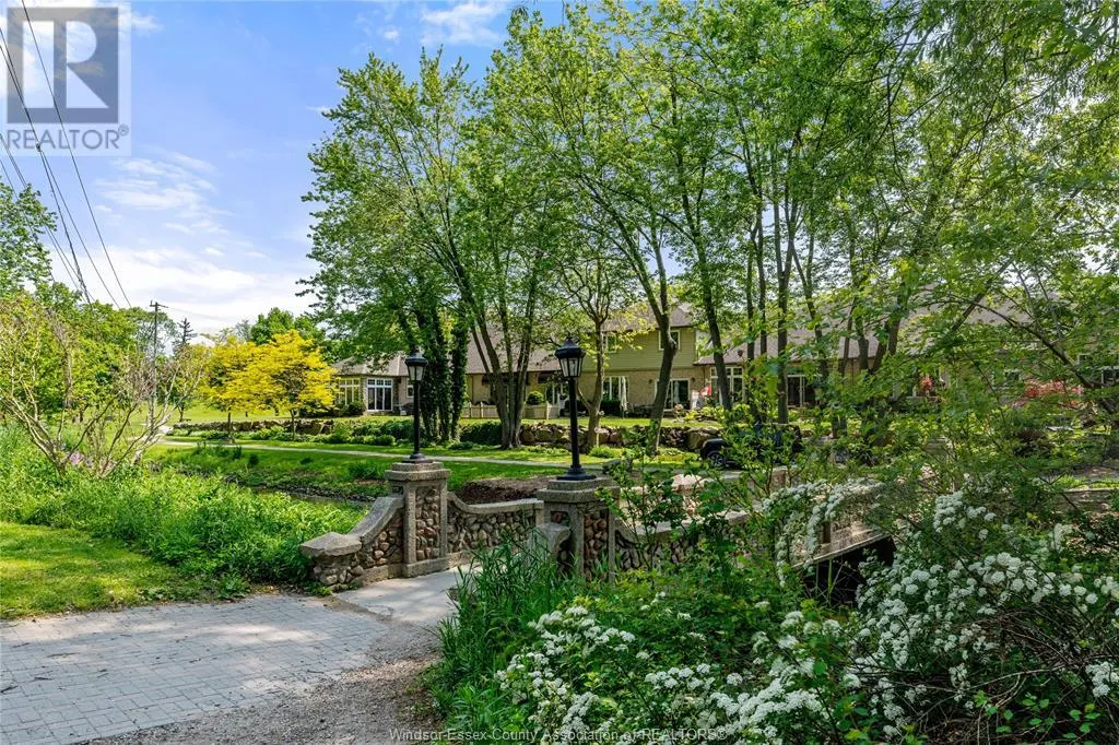 12 LAKESIDE CR